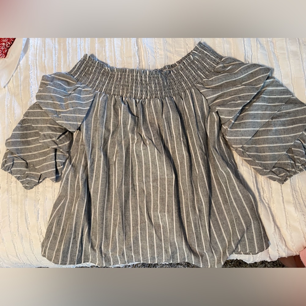 Off the shoulder top, 3/4 tiered sleeves with an adorable bow in the back.